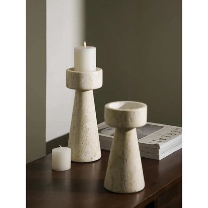 Candelabro minimalista de mármol travertino para una decoración elegante