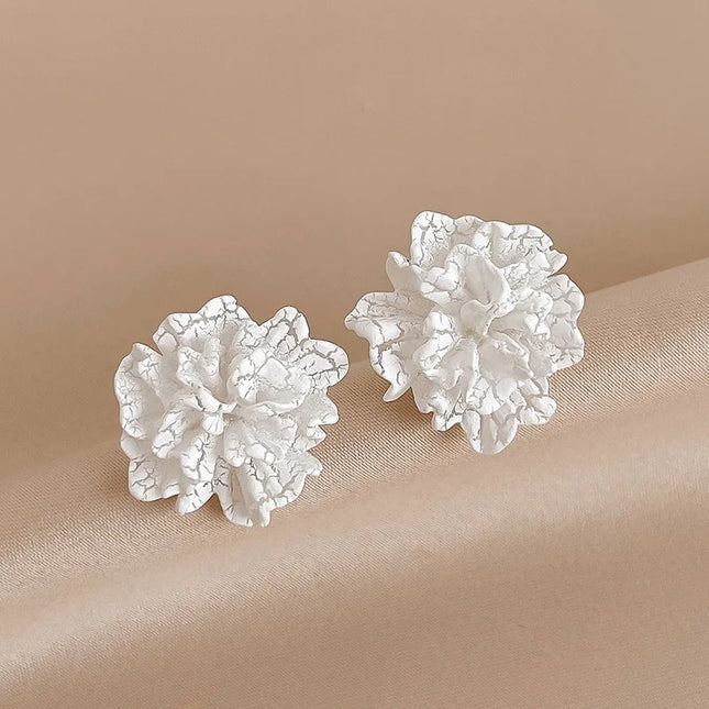 Pendientes elegantes con diseño floral blanco