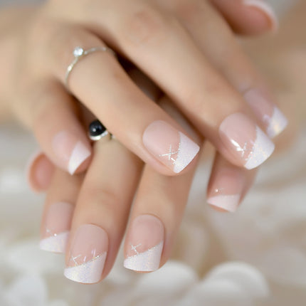 Ongles courts carrés français à paillettes blanches irisées