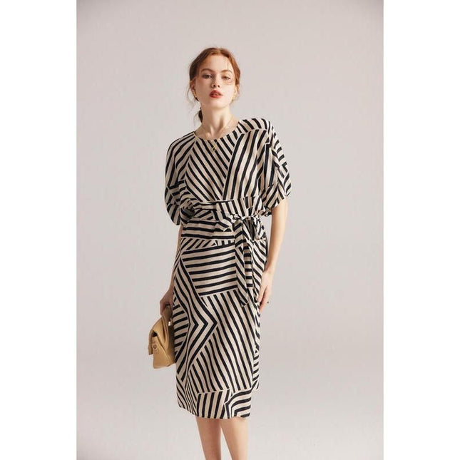 Robe mi-mollet élégante en soie rayée avec manches chauve-souris