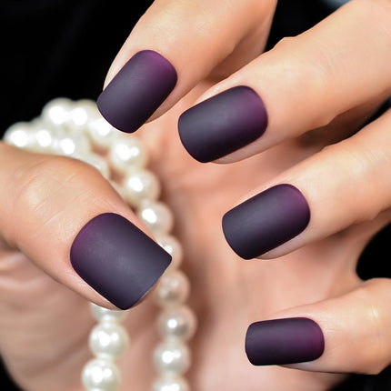 Faux ongles ovales noirs violets mats