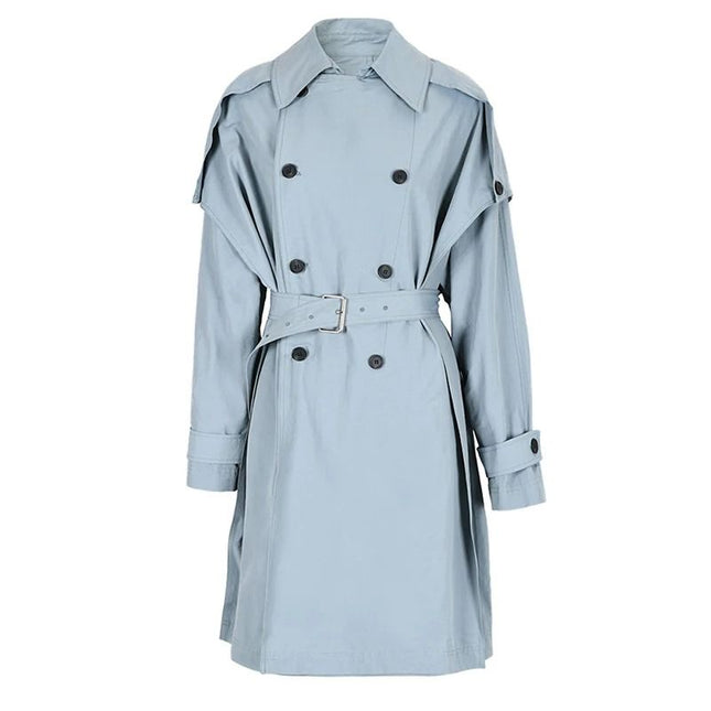Gabardina de manga murciélago en color gris azulado con diseño cruzado