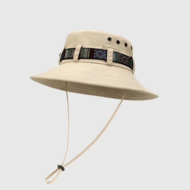 Sombrero de pescador vibrante con cinturón étnico
