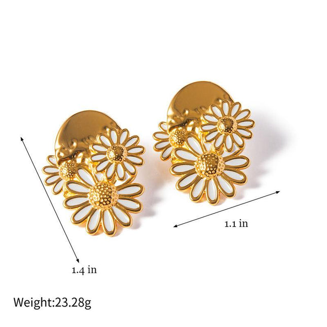 Boucles d'oreilles à tige en forme de marguerite plaquées or 18 carats avec finition à l'huile blanche