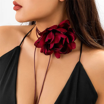 Collier ras du cou à grosses fleurs de rose exagérées pour femmes