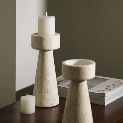 Candelabro minimalista de mármol travertino para una decoración elegante