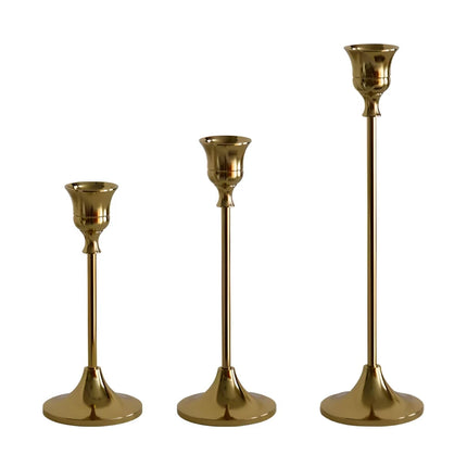 Elegante juego de candelabros de latón dorado