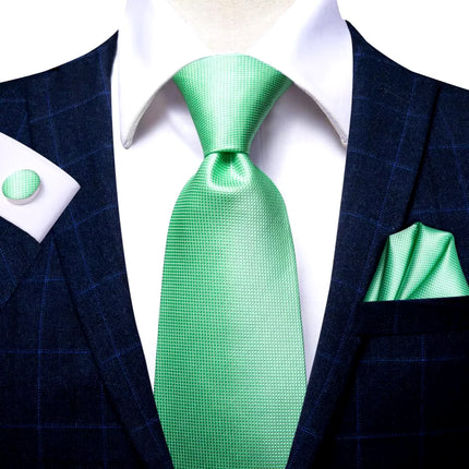 Corbata de seda elegante para hombre en color verde menta con pañuelo y gemelos