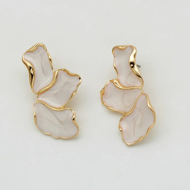 Pendientes de pétalos de esmalte color crema y aleación de zinc de moda