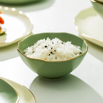 Ensemble d'assiettes et de bols en porcelaine à bord doré mat de forme irrégulière