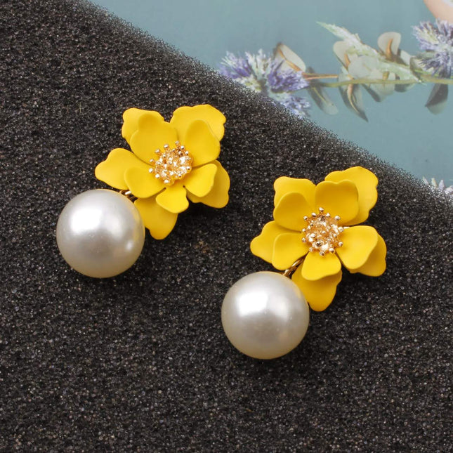 Pendientes colgantes con flores amarillas y blancas