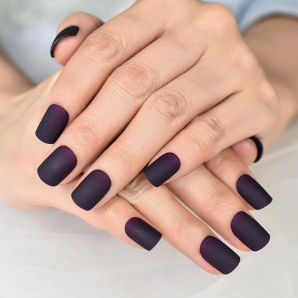 Faux ongles ovales noirs violets mats