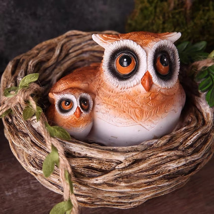 Sculpture en résine d'un hibou dans son nid