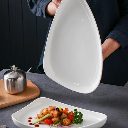 Assiette triangulaire élégante en céramique blanche