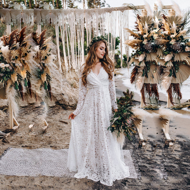 Vestido largo ajustado con escote en V profundo, manga larga y encaje transparente en blanco