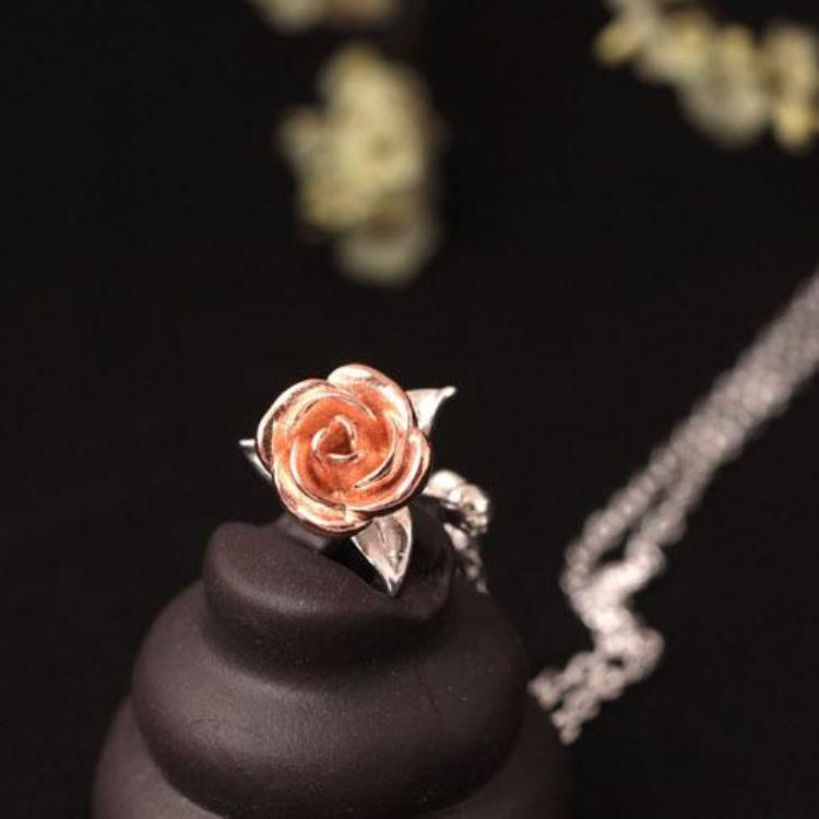 Elegant Romantic Rose Shaped Silver Pendant Necklace