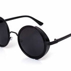 Marco negro y lentes grises.